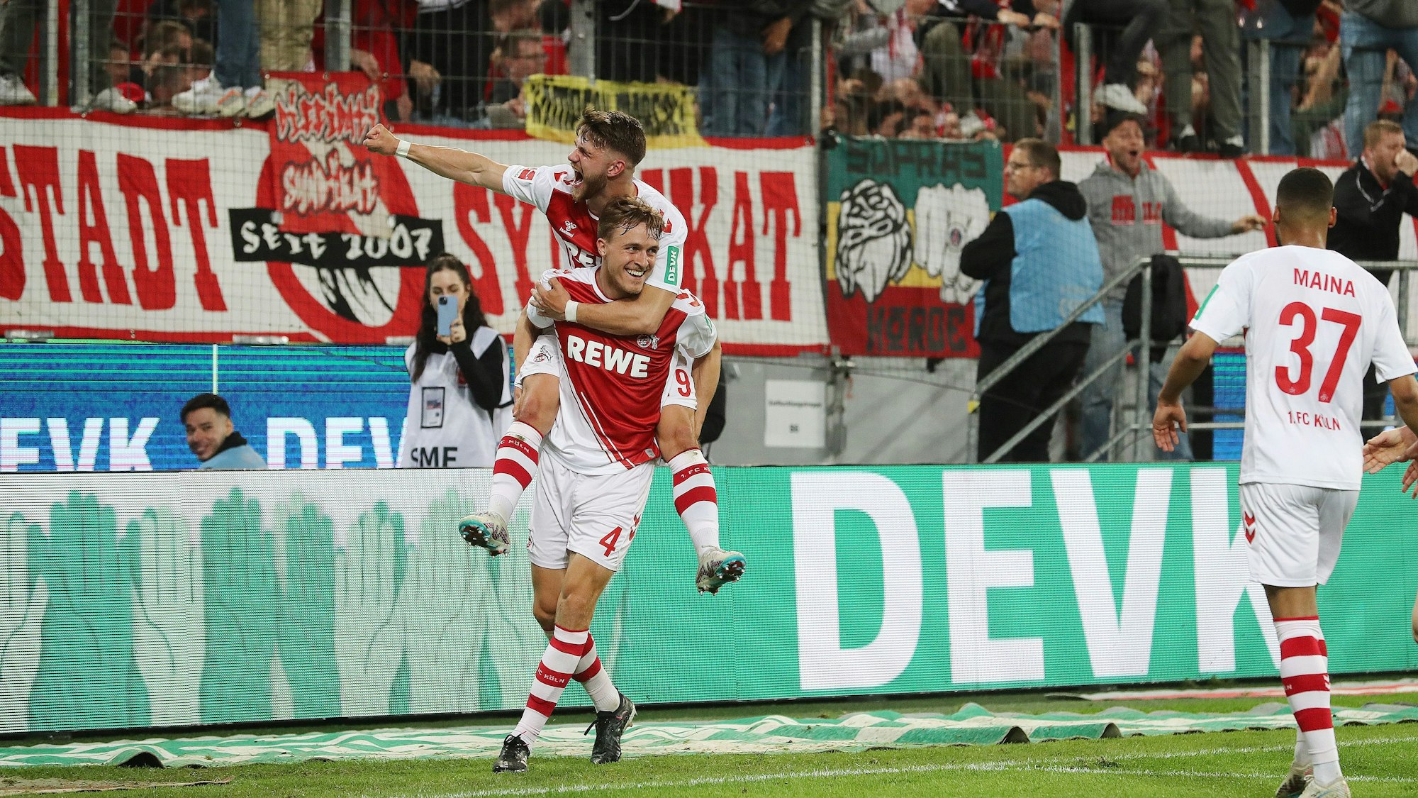 Jubel nach dem Tor zum 4:2 durch Timo Hübers (links, 1. FC Köln) mit Jan Thielmann