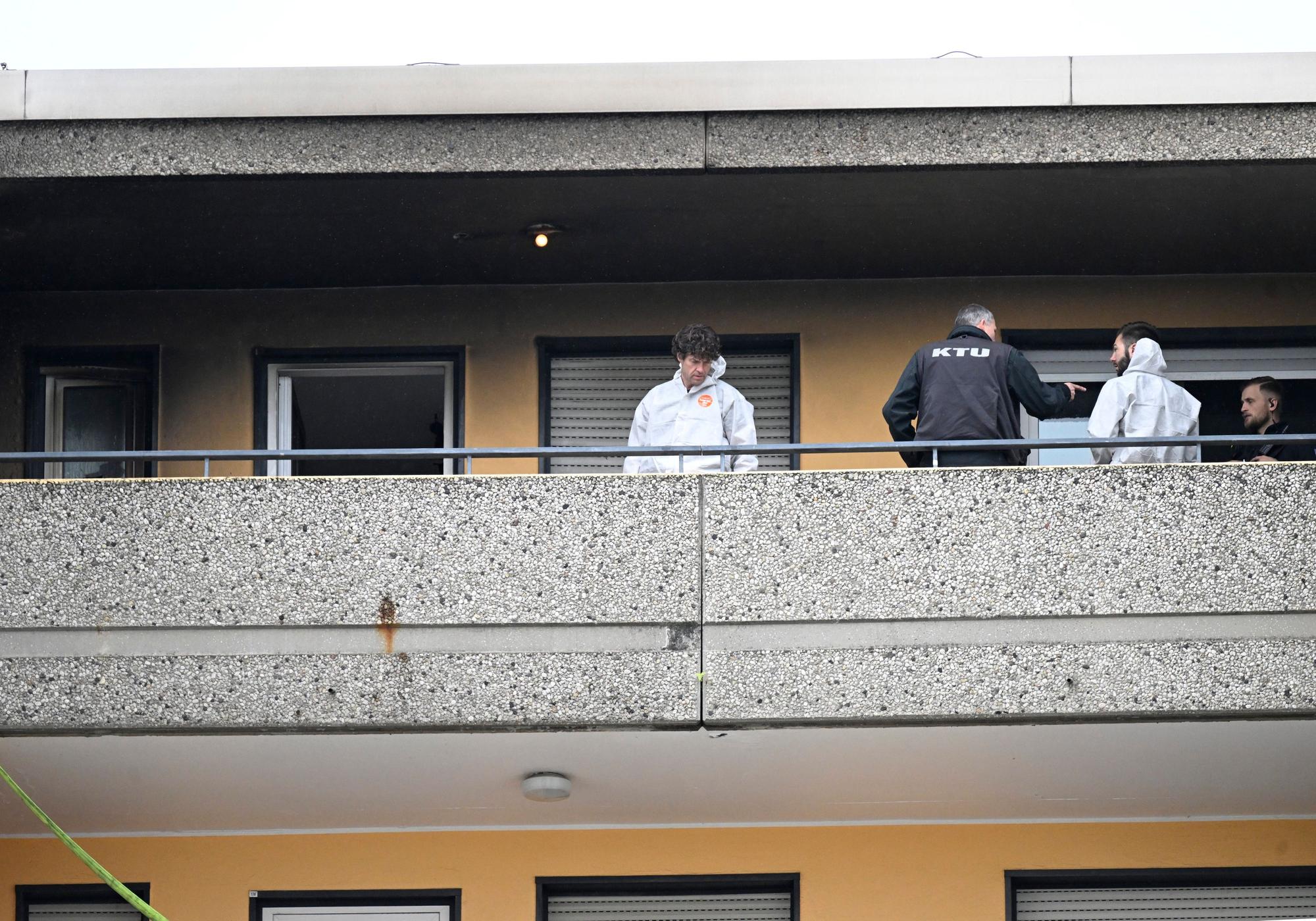 Die Spurensicherung betritt den Tatort in einem Hochhaus am Tag nachdem eine Explosion mehrere Einsatzkräfte von Polizei und Feuerwehr schwer verletzt hatte.
