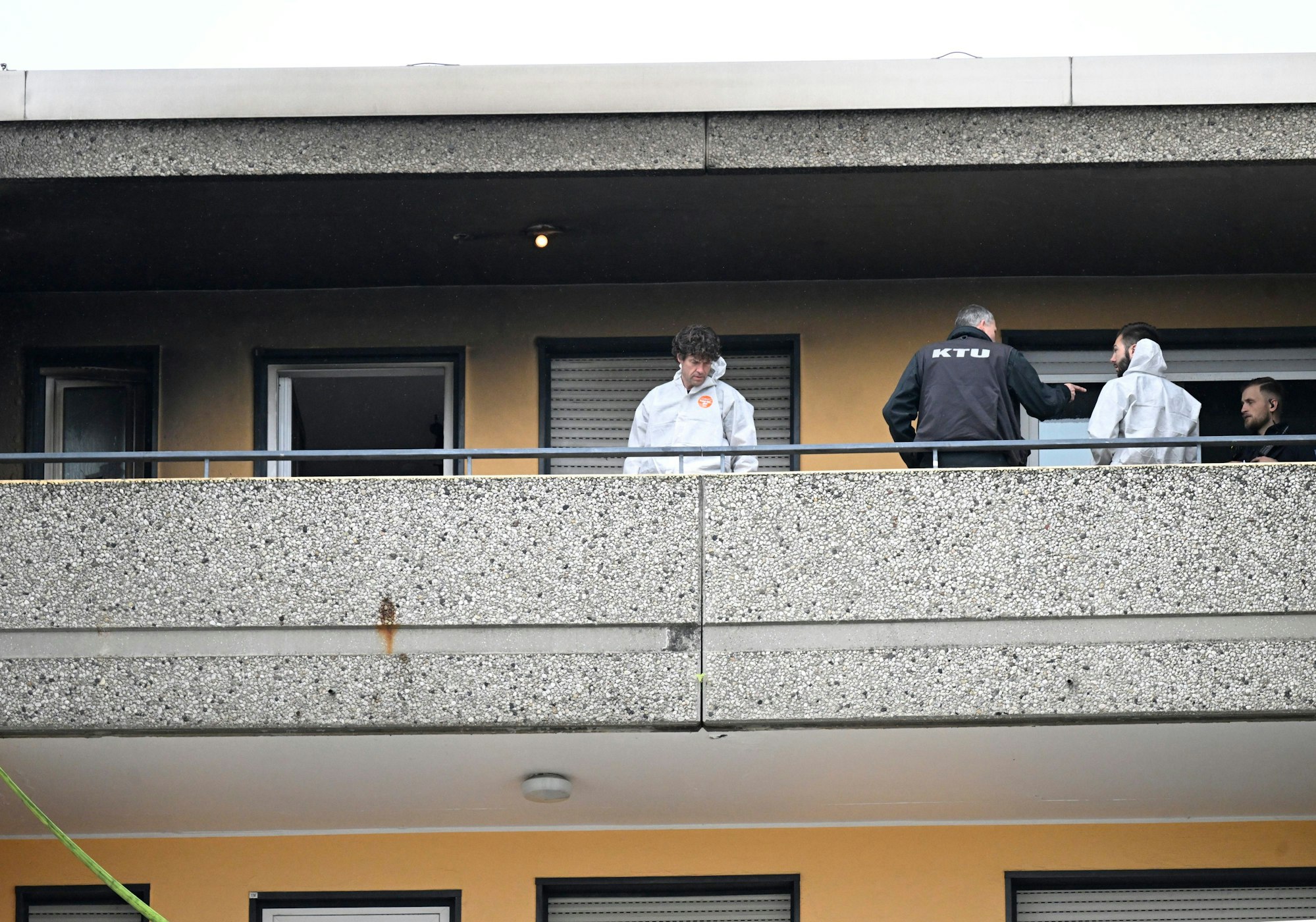 Die Spurensicherung betritt den Tatort in einem Hochhaus am Tag nachdem eine Explosion mehrere Einsatzkräfte von Polizei und Feuerwehr schwer verletzt hatte.