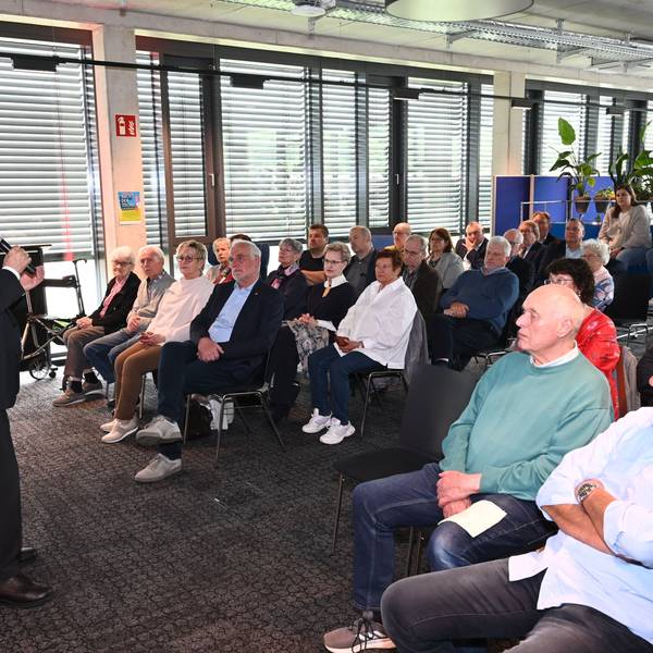 NRW-Innenminister Reul bei Innovation Hub.