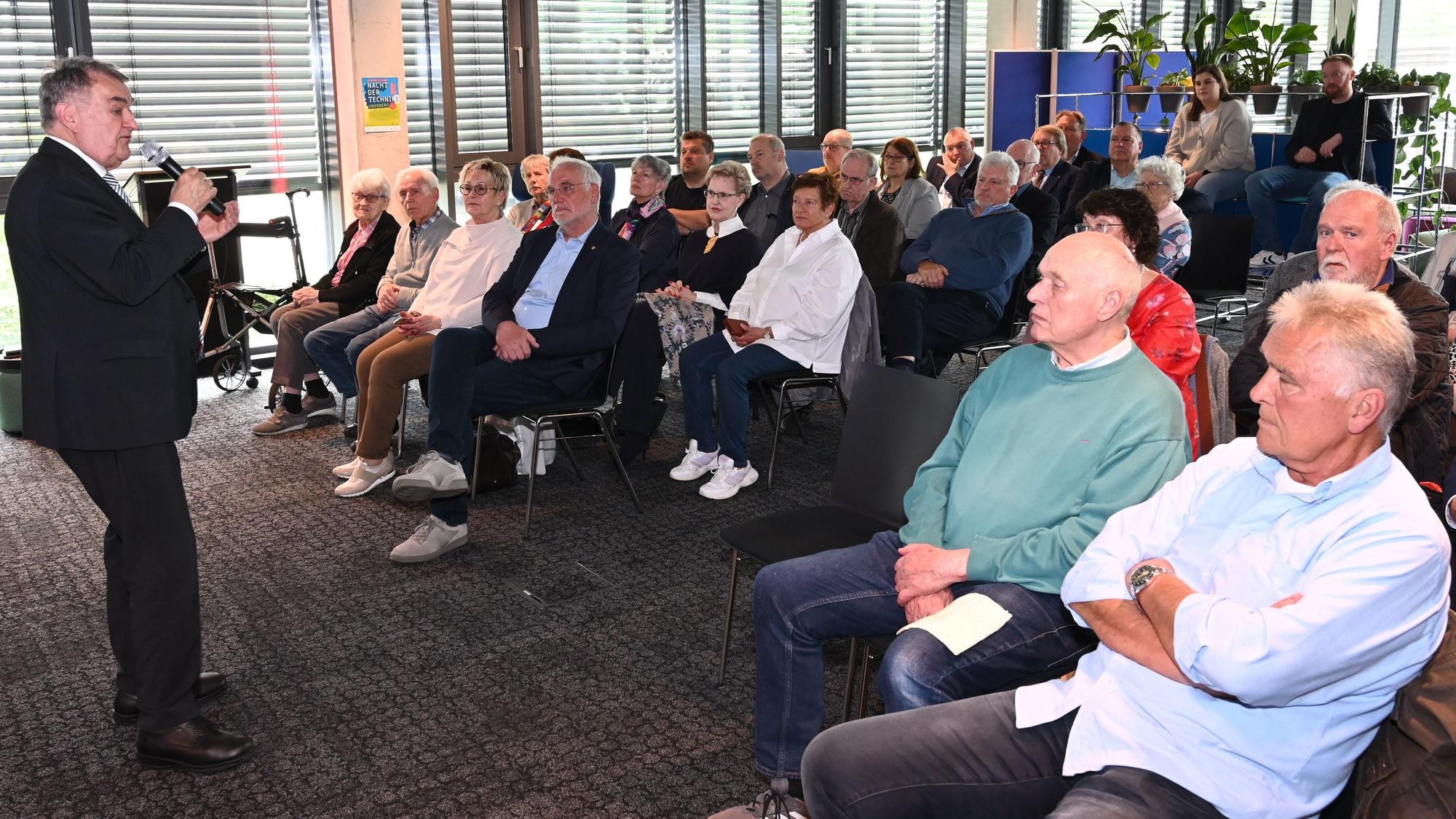 NRW-Innenminister Reul bei Innovation Hub.