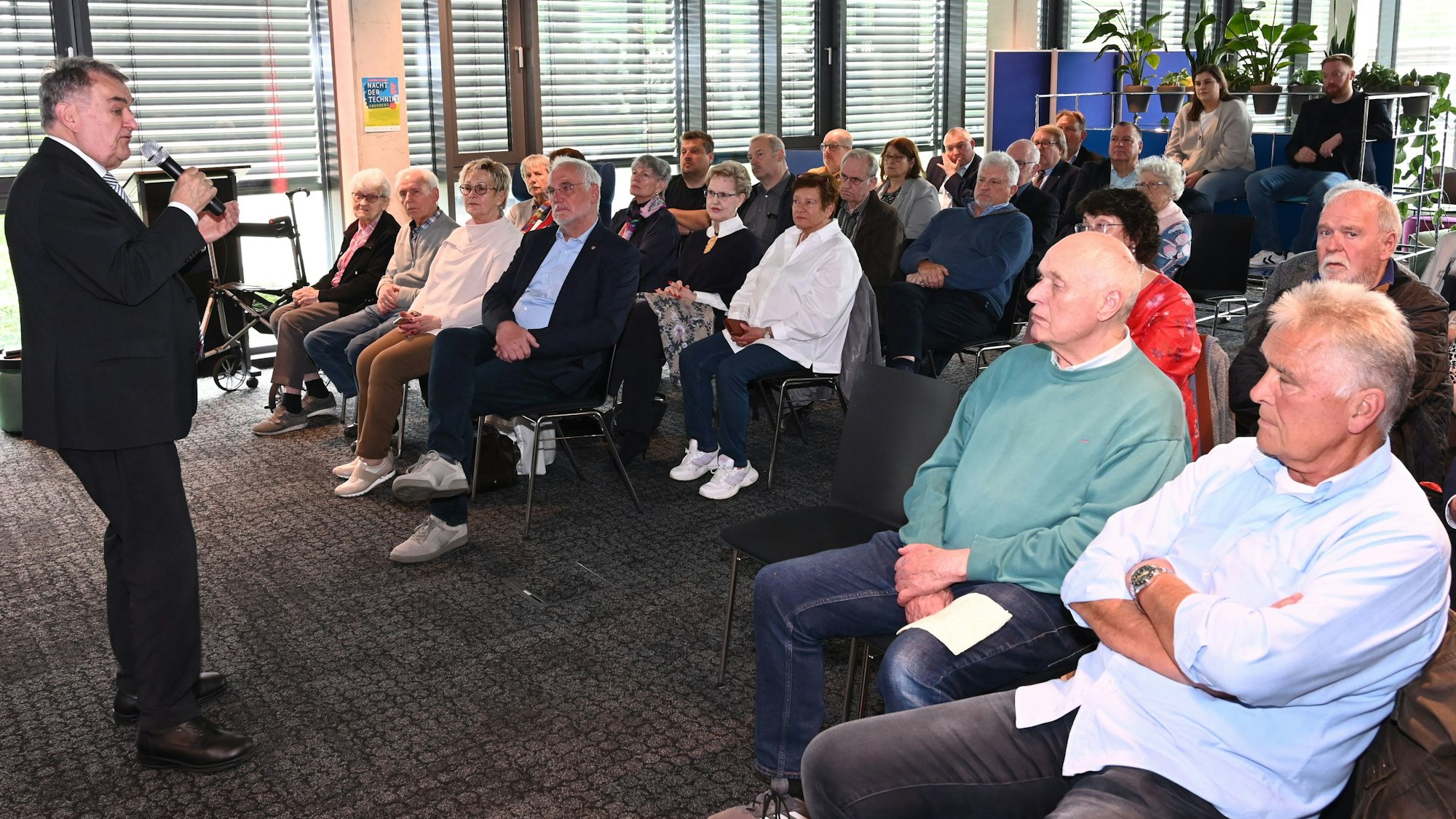 NRW-Innenminister Reul bei Innovation Hub.