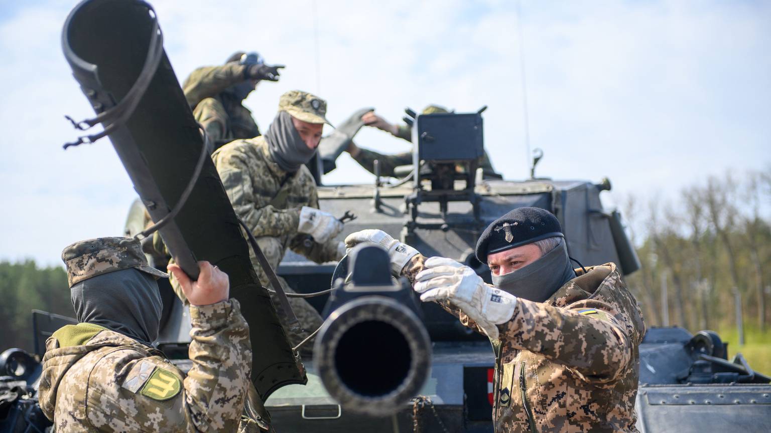 Ukrainische Soldaten arbeiten an der Panzerkanone eines Kampfpanzers vom Typ Leopard 1 A5.