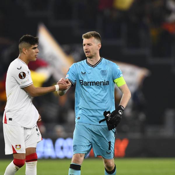 Lukas Hradecky und Piero Hincapie von Bayer 04 Leverkusen im Römer Stadio Olimpico.