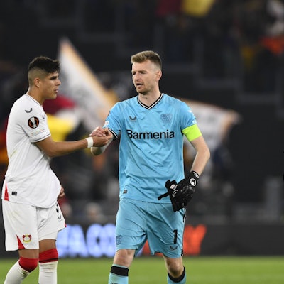 Lukas Hradecky und Piero Hincapie von Bayer 04 Leverkusen im Römer Stadio Olimpico.