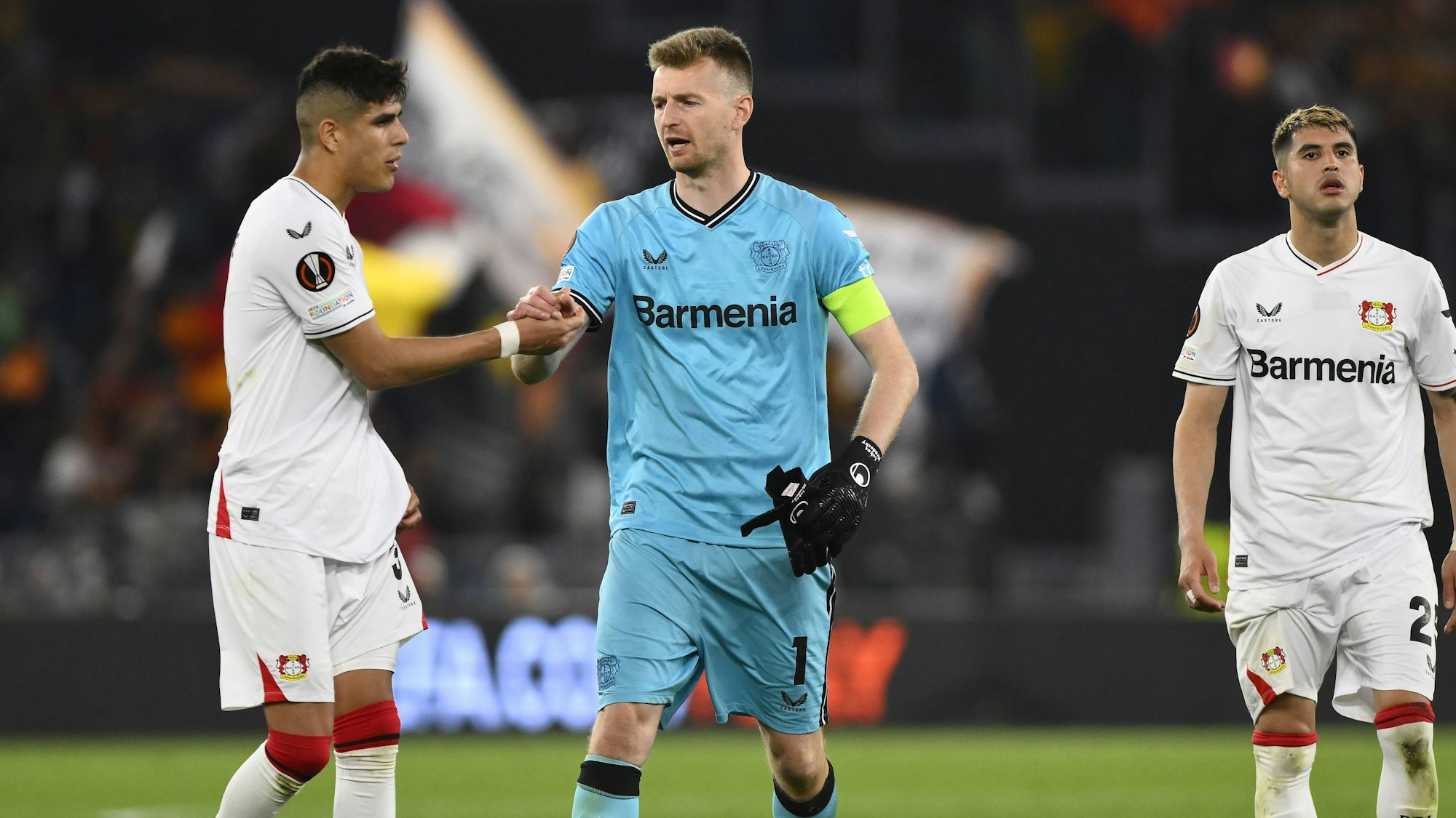 Lukas Hradecky und Piero Hincapie von Bayer 04 Leverkusen im Römer Stadio Olimpico.