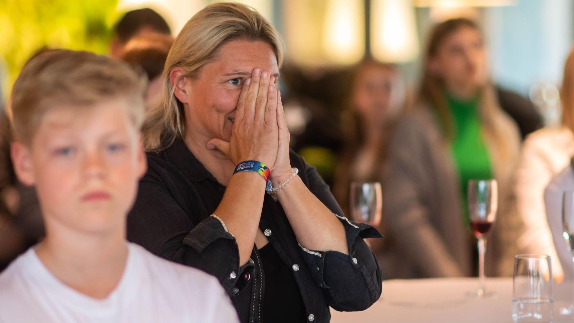 Ilona Schaffrath schlägt die Hände vors Gesicht, als sie erfährt, dass sie Sportlerin des Jahres geworden ist.