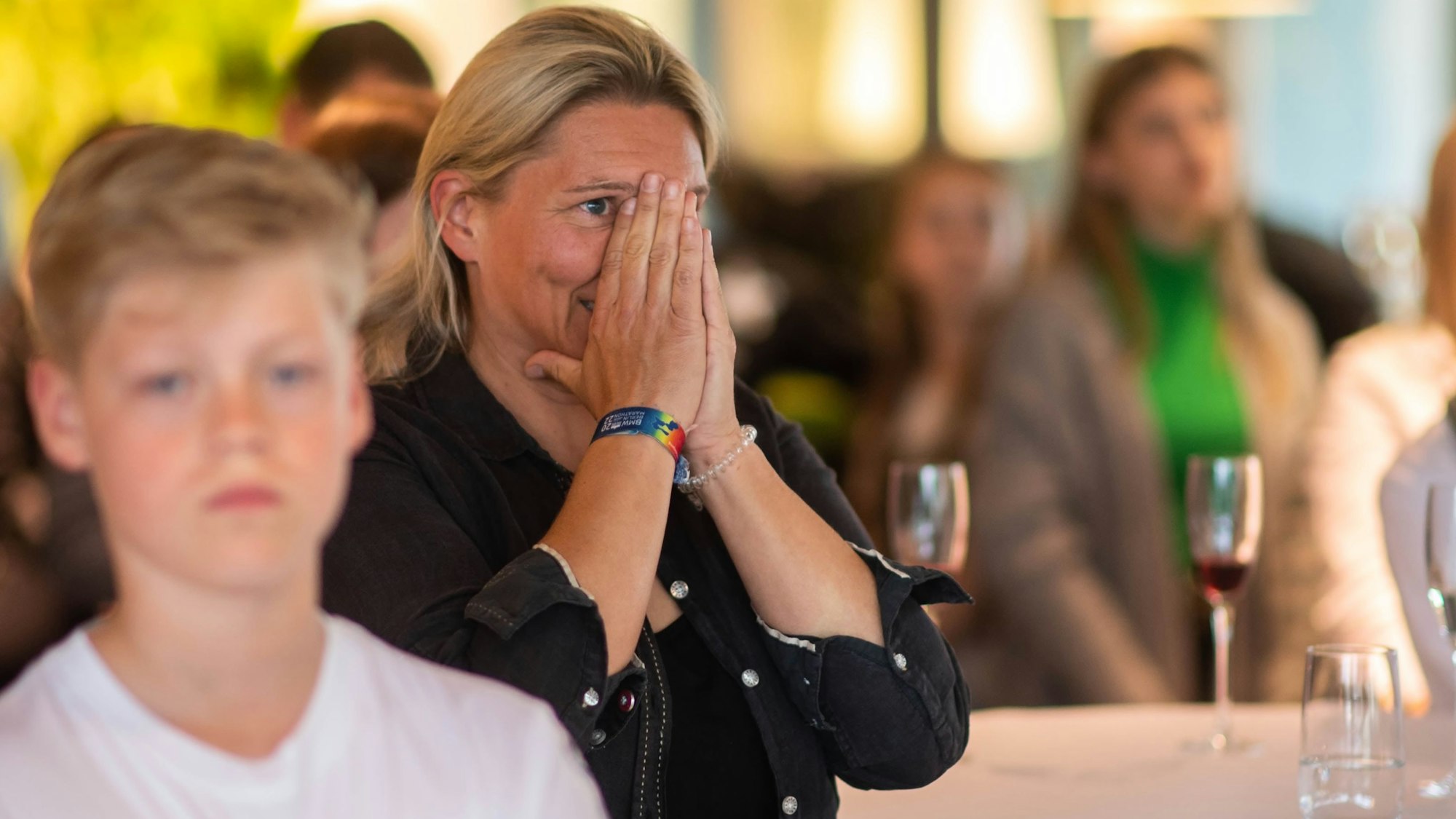 Ilona Schaffrath schlägt die Hände vors Gesicht, als sie erfährt, dass sie Sportlerin des Jahres geworden ist.