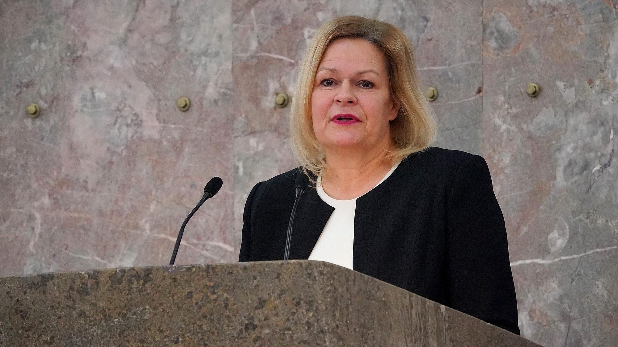 Nancy Faeser spricht an einem Pult