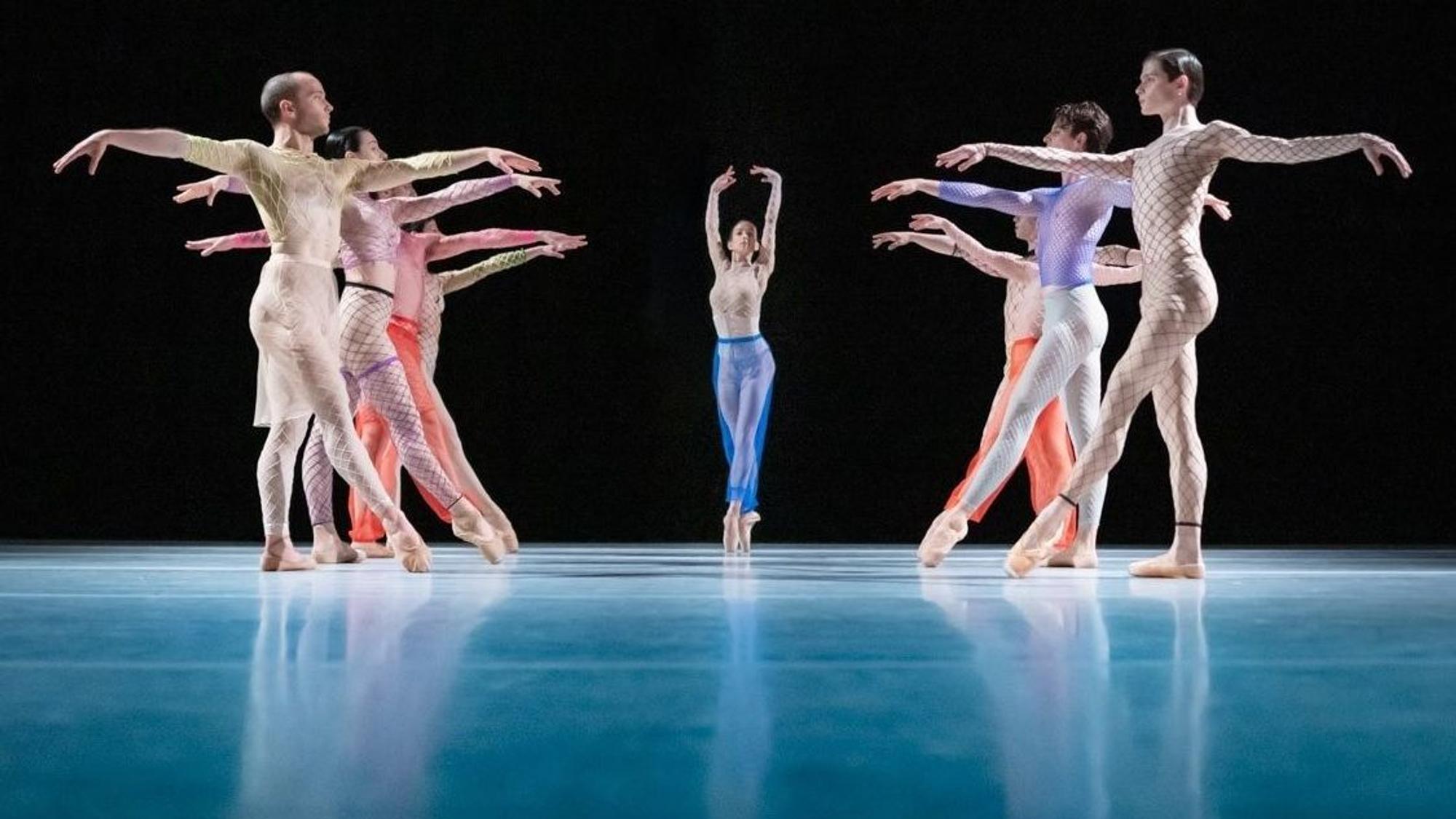 Body without Organs
von Richard Siegal / Ballet of Difference
Choreografie: Richard Siegal
Choreografie: Richard Siegal
Bühne: Richard Siegal
Kostüm: Flora Miranda
Licht & Video: Matthias Singer
Musik: Lorenzo Bianchi Hoesch • Jean-Philippe Rameau interpretiert am Klavier von Tzimon Barto (Ondine 2006)
Dramaturgie: Tobias Staab, Evan Supple
Foto: Thomas Schermer