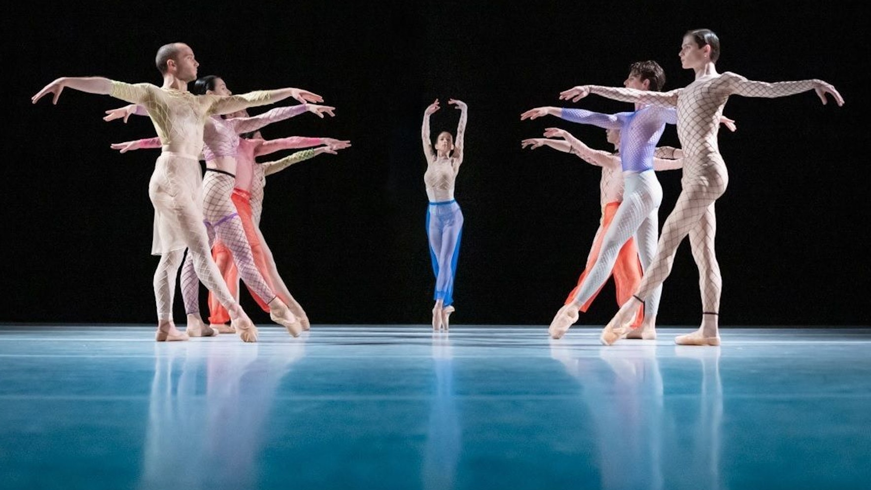 Body without Organs
von Richard Siegal / Ballet of Difference
Choreografie: Richard Siegal
Choreografie: Richard Siegal
Bühne: Richard Siegal
Kostüm: Flora Miranda
Licht & Video: Matthias Singer
Musik: Lorenzo Bianchi Hoesch • Jean-Philippe Rameau interpretiert am Klavier von Tzimon Barto (Ondine 2006)
Dramaturgie: Tobias Staab, Evan Supple
Foto: Thomas Schermer