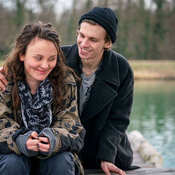 Benno (Aniol Kirberg) und Zoe (Caroline Cousin) im „Tatort: Das geheime Leben unserer Kinder“ am Rhein.
