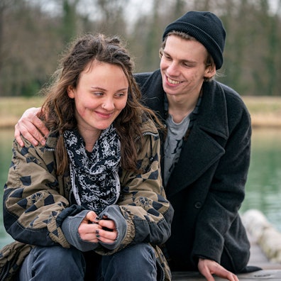 Benno (Aniol Kirberg) und Zoe (Caroline Cousin) im „Tatort: Das geheime Leben unserer Kinder“ am Rhein.