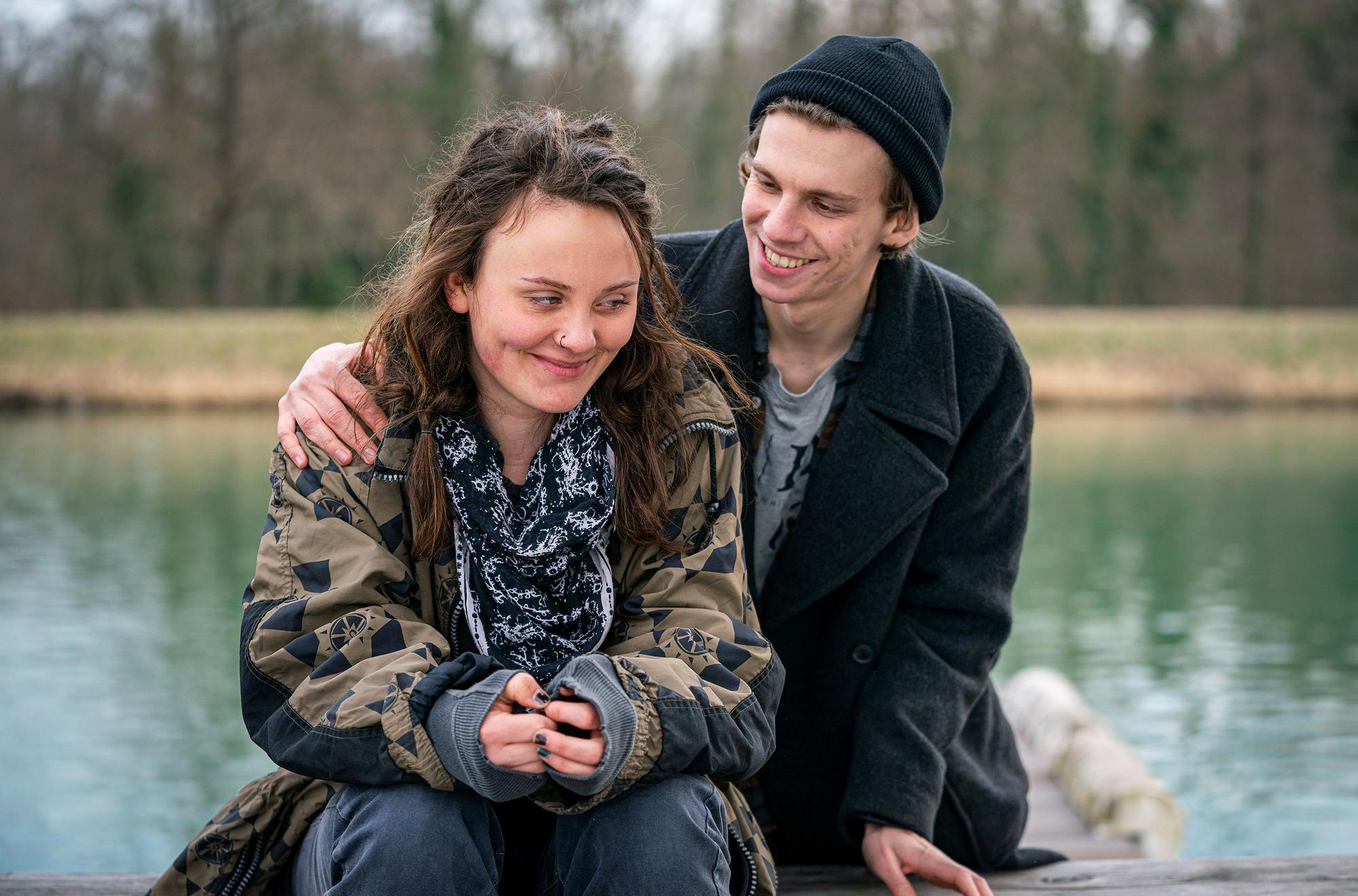 Benno (Aniol Kirberg) und Zoe (Caroline Cousin) im „Tatort: Das geheime Leben unserer Kinder“ am Rhein.