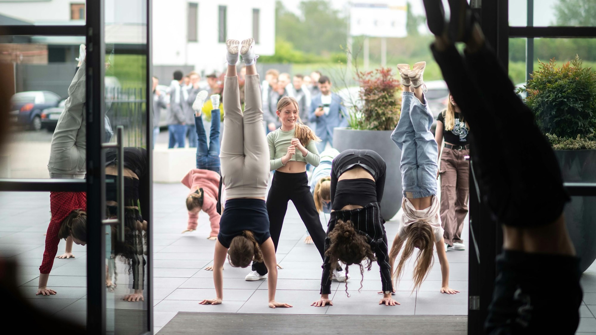 Auf den Händen marschieren die Turnerinnen des ETSC ins Foyer von F&S.