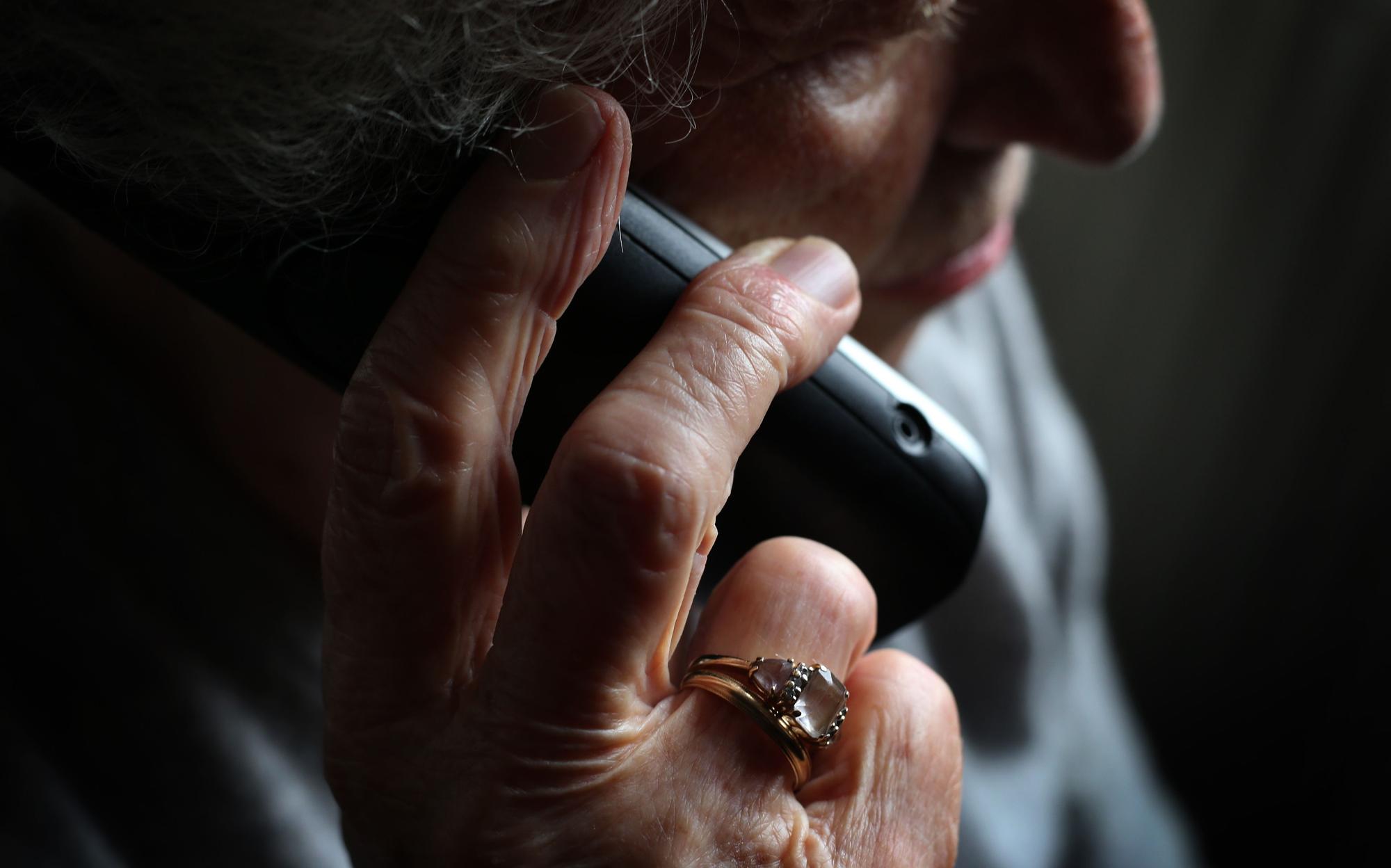 Besonders ältere Menschen werden zunehmend Opfer von Betrügern – und das nicht nur am Telefon.