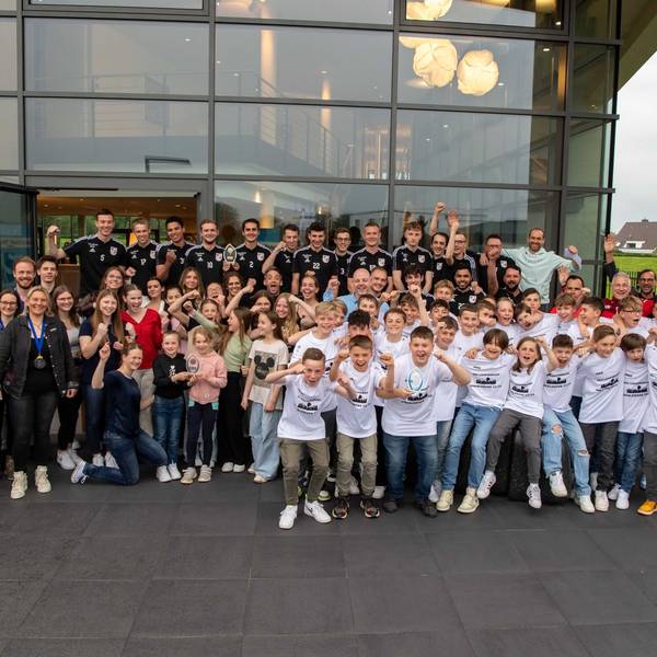 Die erstplatzierten Sportlerinnen, Sportler und Mannschaften des Jahres 2022 haben sich mit Vertretern des Unternehmens F&S und des Medienhauses vor dem Haupteingang von F&S versammelt.