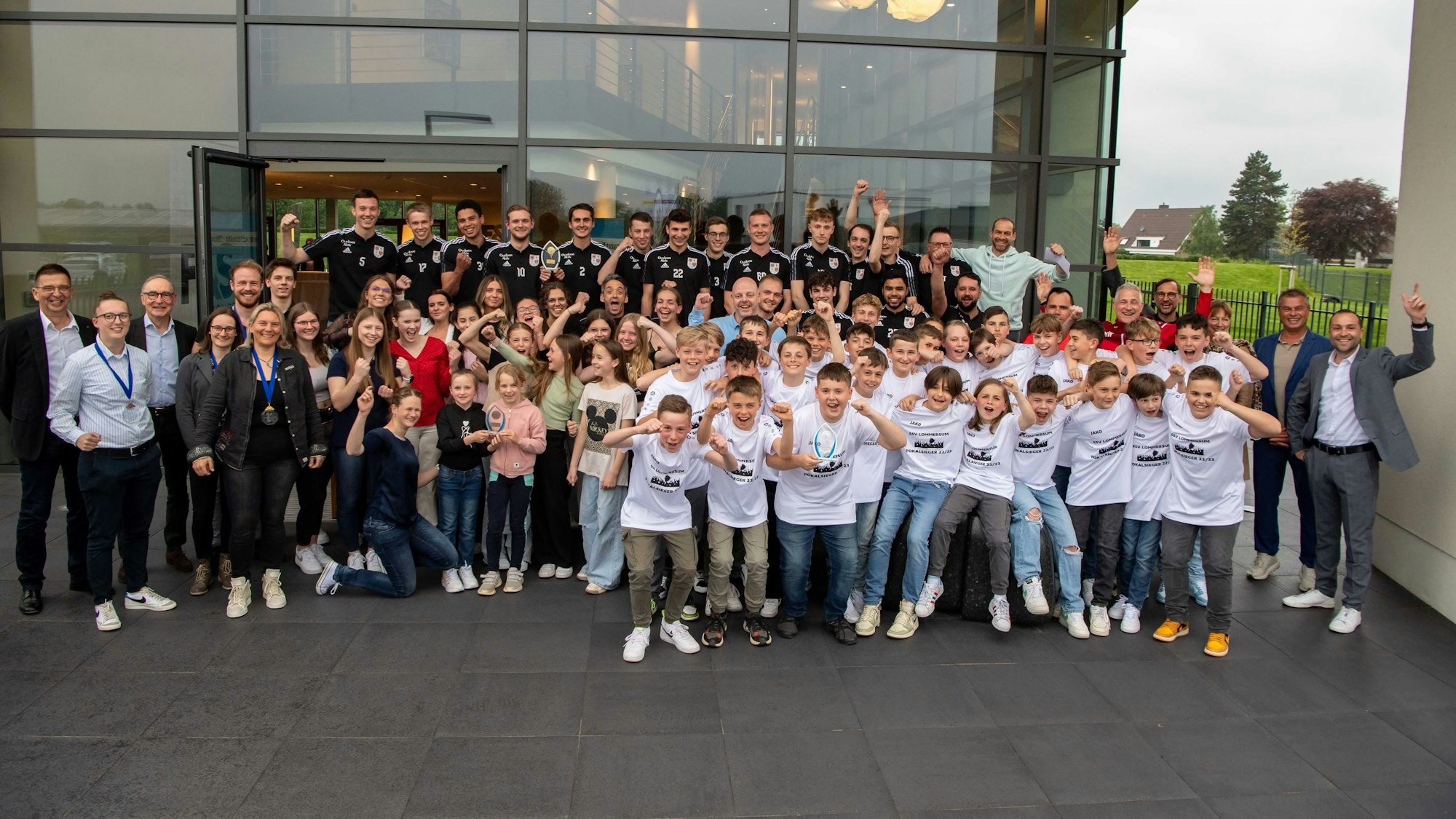 Die Sportlerinnen, Sportler und Mannschaften des Jahres 2022 im Kreis Euskirchen feierten ihre Erfolge mit den Vertretern der Redaktion und des Gastgebers, der Firma F&S concept, in Euskirchen.