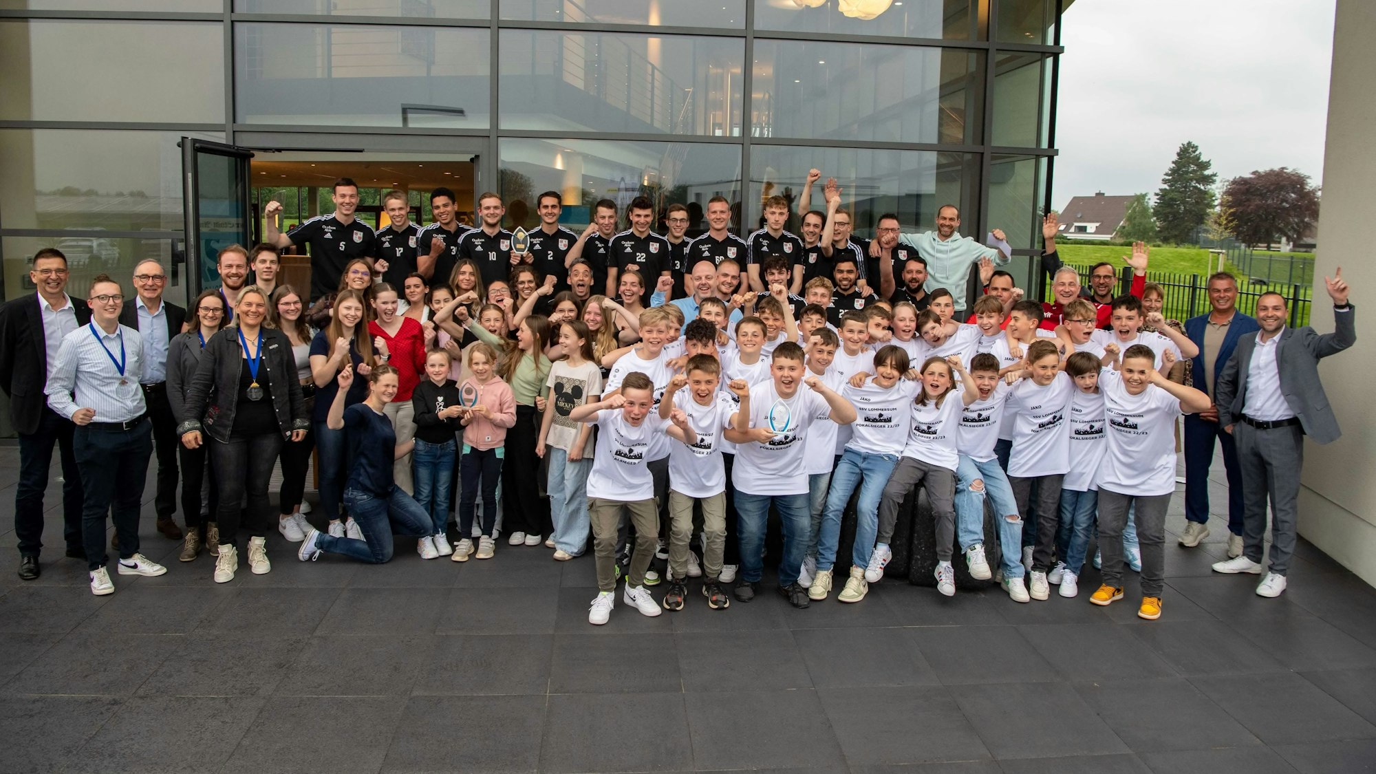 Die erstplatzierten Sportlerinnen, Sportler und Mannschaften des Jahres 2022 haben sich mit Vertretern des Unternehmens F&S und des Medienhauses vor dem Haupteingang von F&S versammelt.