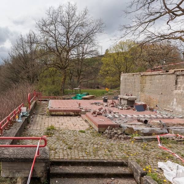 Dort, wo einst die Wasserrettungsstation der DLRG Bergneustadt stand, herrscht an der Aggertalsperre nun Leere.