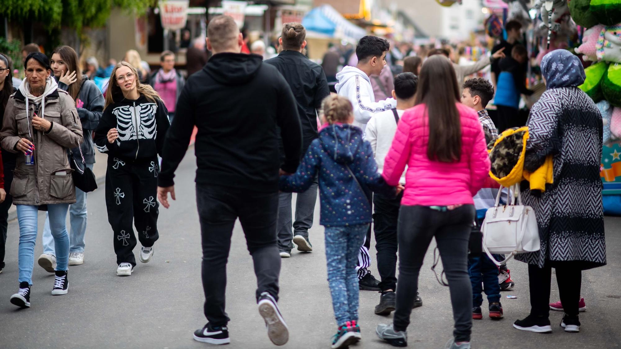 Die Euskirchener Donatus-Kirmes ist eröffnet. Bereits am Freitag strömten mehrere Tausend Besucher über den eineinhalb Kilometer langen Parcours zwischen Altem Markt und Charleviller Platz.