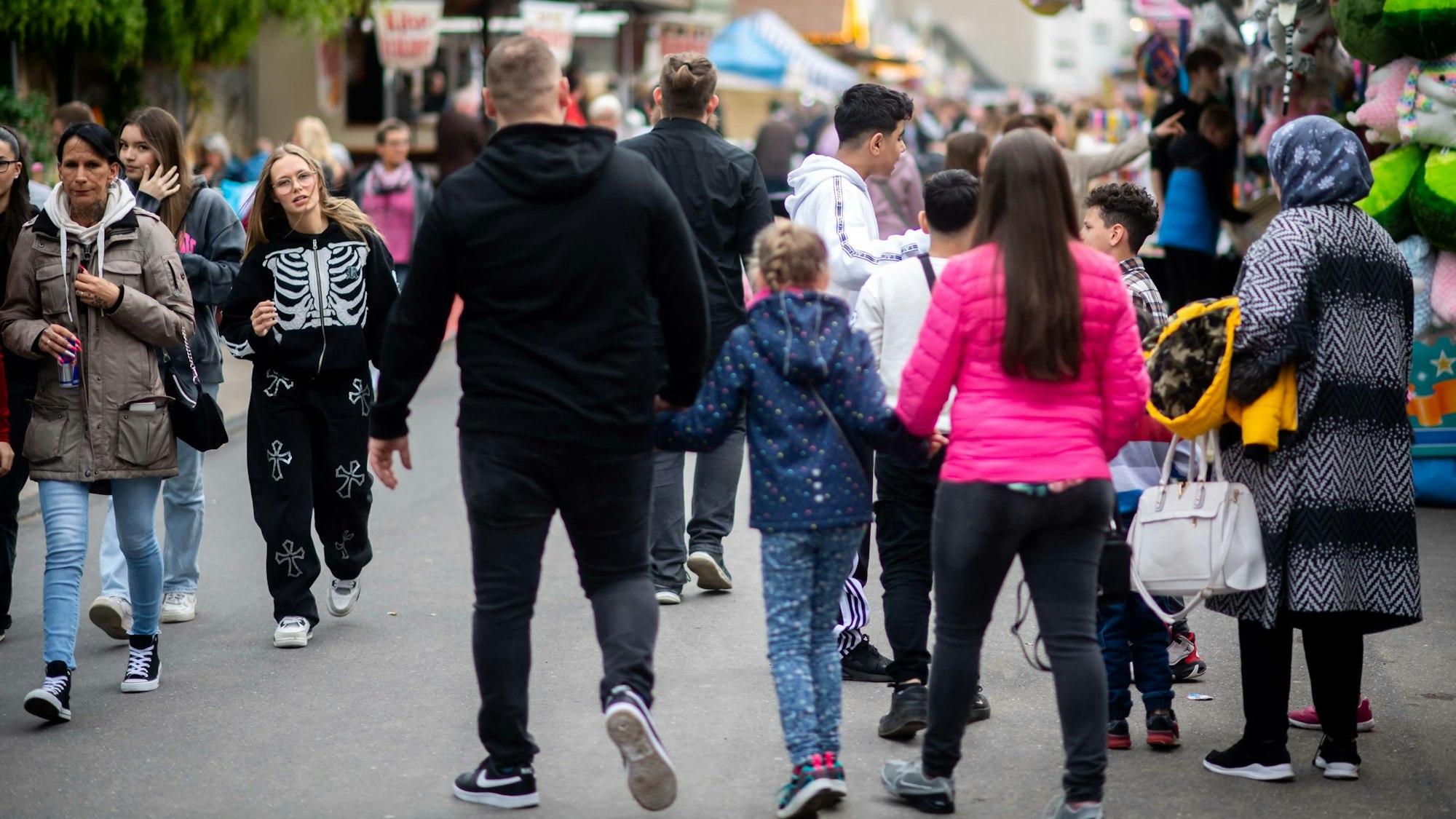 Die Euskirchener Donatus-Kirmes ist eröffnet. Bereits am Freitag strömten mehrere Tausend Besucher über den eineinhalb Kilometer langen Parcours zwischen Altem Markt und Charleviller Platz.