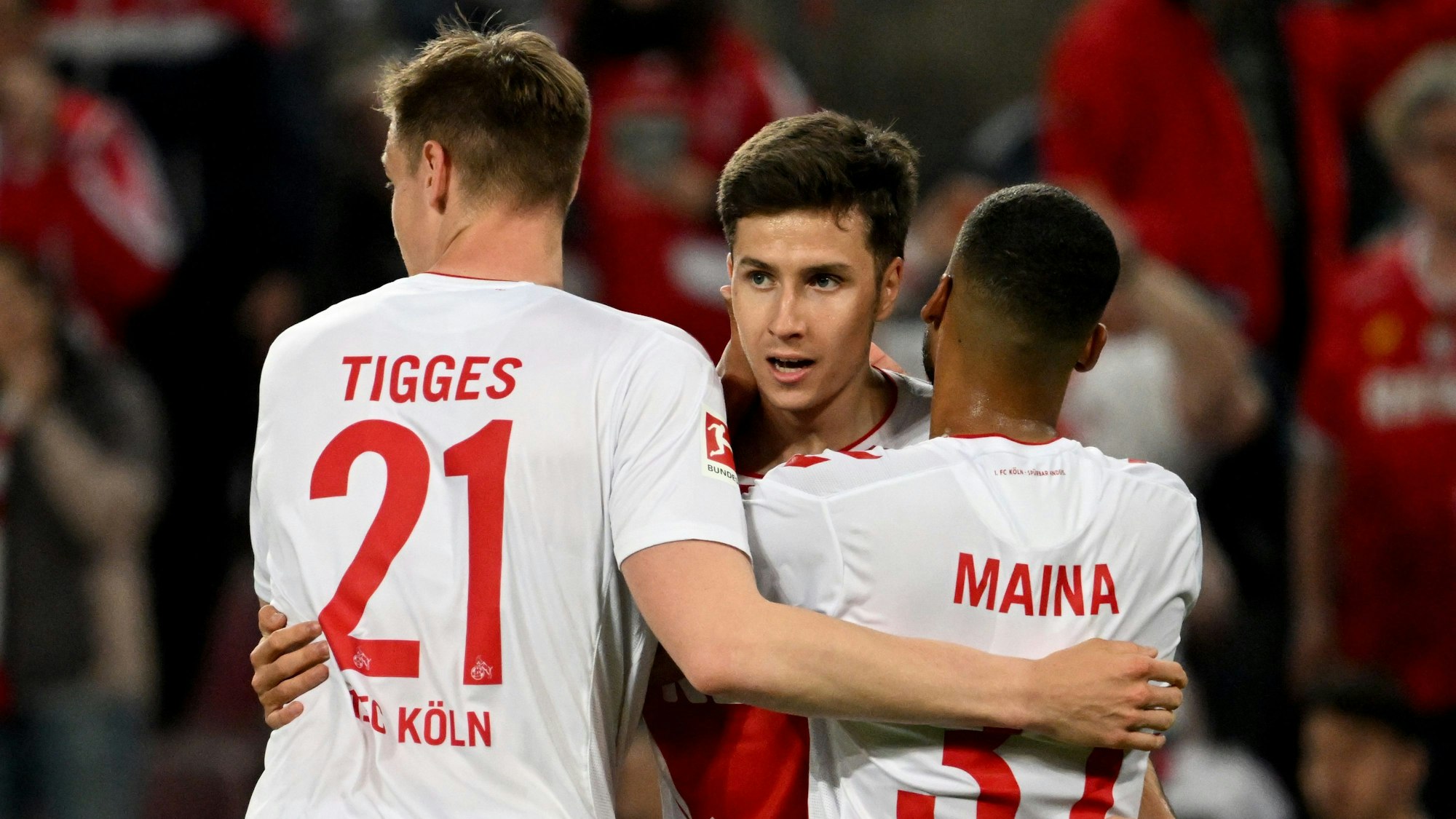 Denis Huseinbasic (Mitte) nimmt die Glückwünsche von Steffen Tigges und Linton Maina entgegen.