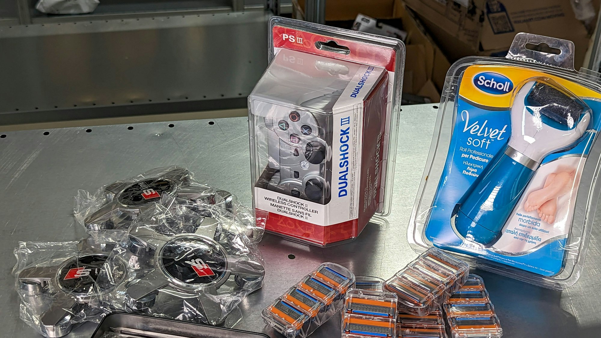 Gefälschte Produkte, darunter ein Playstation-Controller, ein Hornhauthobel und Rasierklingen
