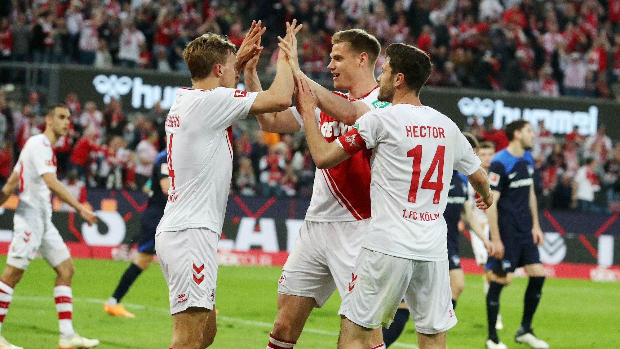 Torschütze Hübers klatscht mit Tigges und Hector ab.