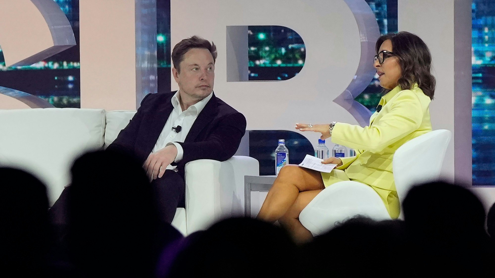 Elon Musk tritt als Head of Twitter zurück und übergibt den Chef-Posten an Linda Yaccarino. Hier sind sie gemeinsam bei einer Marketingkonferenz in Miami Mitte April.