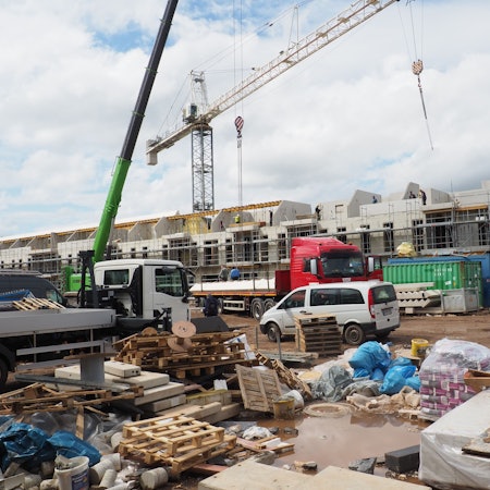Der alte Speicher war nicht zu retten. Das neue Gebäude nimmt seine Form auf und erhält eine Backsteinfassade.