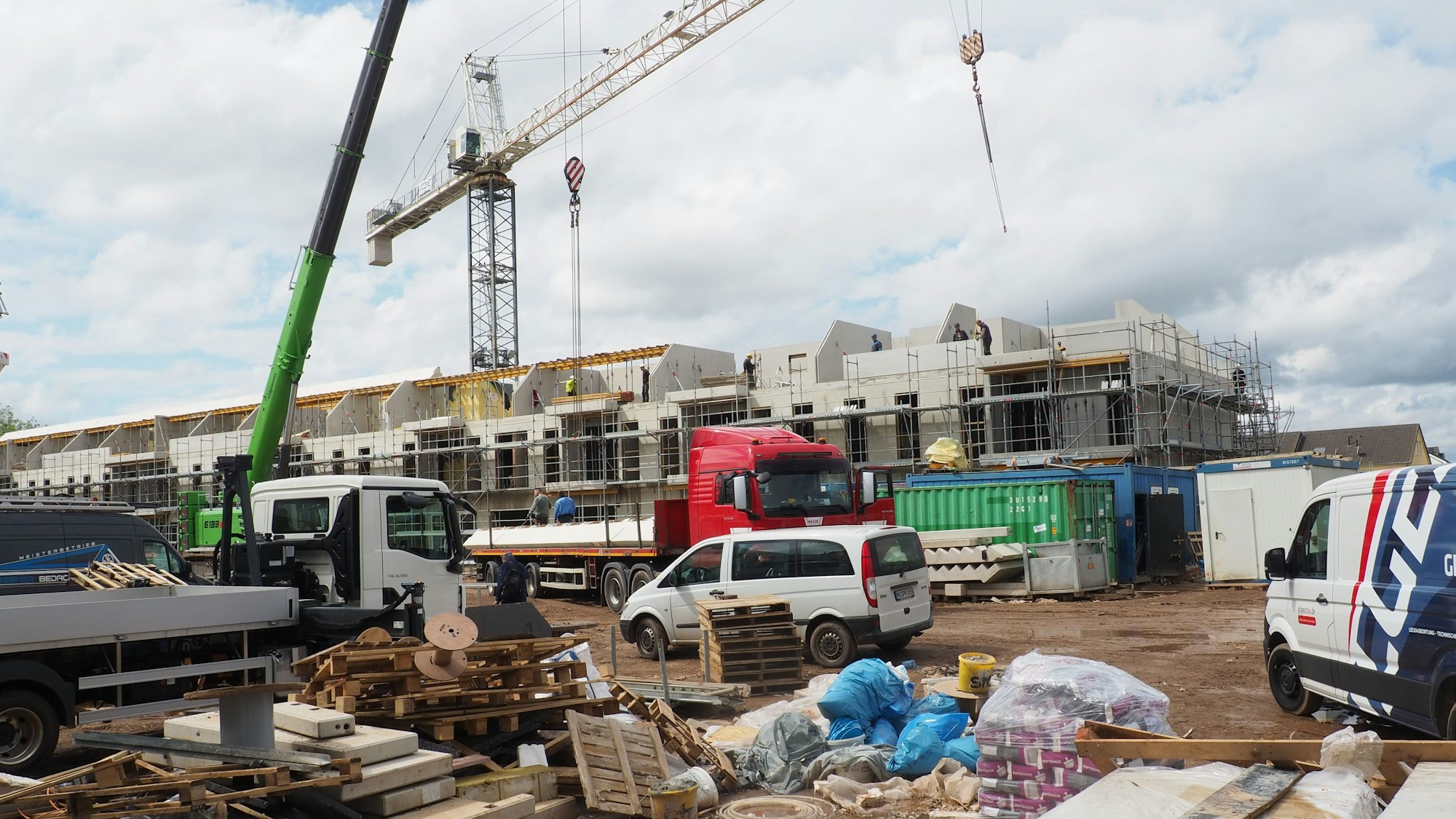 Der alte Speicher war nicht zu retten. Das neue Gebäude nimmt seine Form auf und erhält eine Backsteinfassade.
