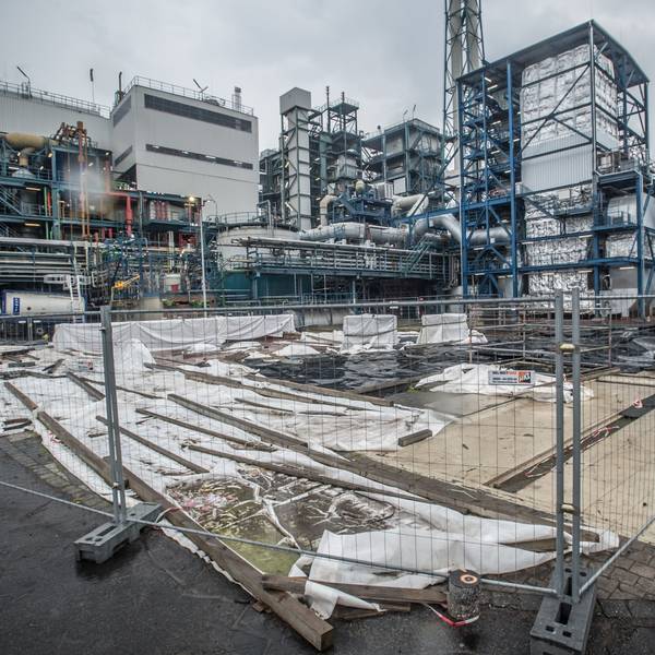 Der Ort des Kesselzerknalls und der Explosion im ehemaligen Tanklager der Sondermüllverbrennungsanlage von Currenta Leverkusen: Rundgang der Mitglieder des Begleitkreises zur Wiederinbetriebnahme.