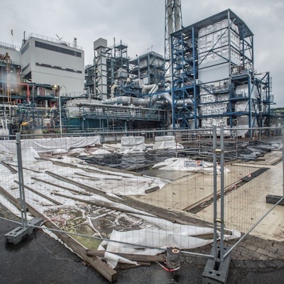 Der Ort des Kesselzerknalls und der Explosion im ehemaligen Tanklager der Sondermüllverbrennungsanlage von Currenta Leverkusen: Rundgang der Mitglieder des Begleitkreises zur Wiederinbetriebnahme.