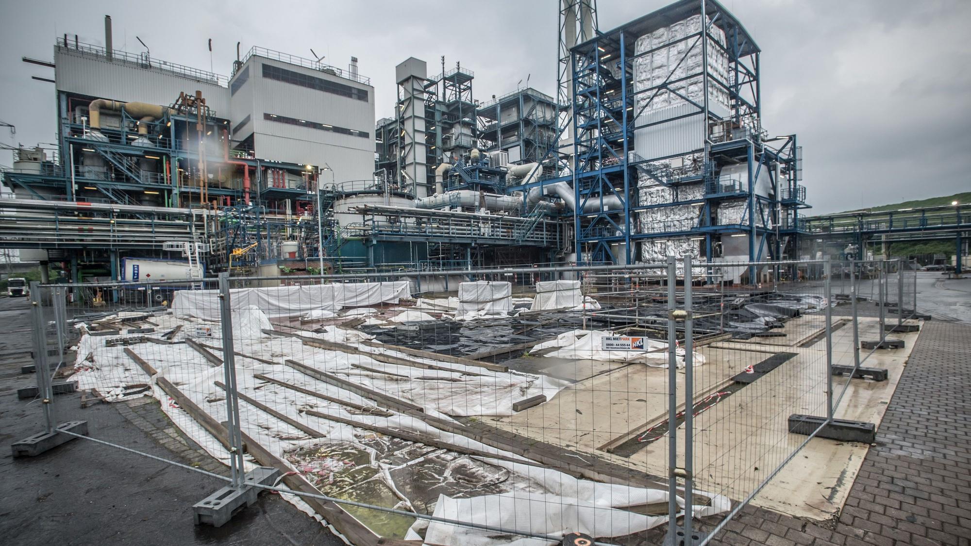 Der Ort des Kesselzerknalls und der Explosion im ehemaligen Tanklager der Sondermüllverbrennungsanlage von Currenta Leverkusen: Rundgang der Mitglieder des Begleitkreises zur Wiederinbetriebnahme.