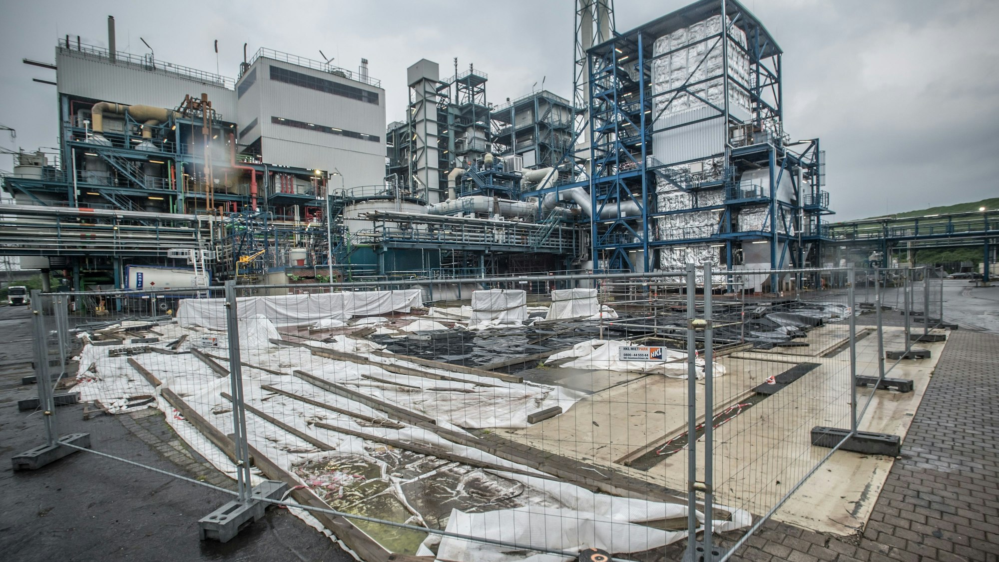 Der Ort des Kesselzerknalls und der Explosion im ehemaligen Tanklager der Sondermüllverbrennungsanlage von Currenta Leverkusen: Rundgang der Mitglieder des Begleitkreises zur Wiederinbetriebnahme.