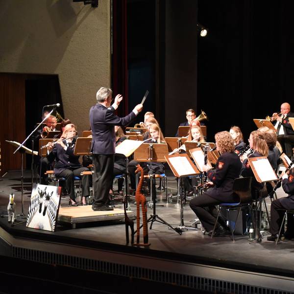 Holger Maurer dirigiert den Musikzug bei einem Konzert in Gummersbach.