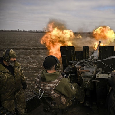 Ukrainische Soldaten feuern eine S60-Flugabwehrkanone in der Nähe von Bachmut ab. Offenbar gelingen den Ukrainern Geländegewinne rund um die umkämpfte Stadt. (Archivbild)