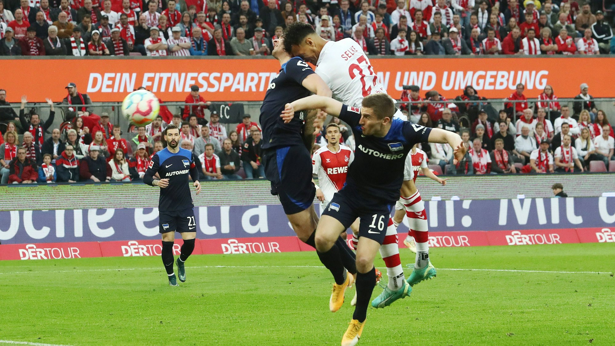 Davie Selke beim Kopfball zum 1:0 gegen Hertha BSC.