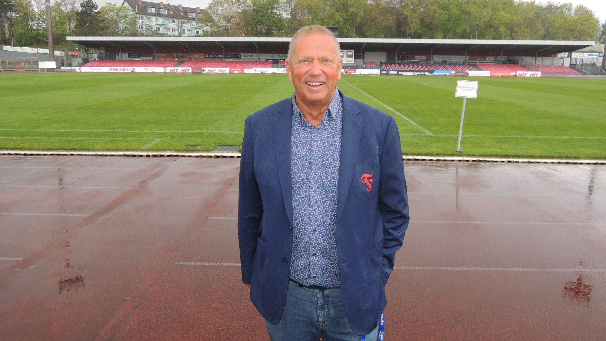 Das Foto zeigt Robert Pöppinghaus im altehrwürdigen Südstadion in Köln.
