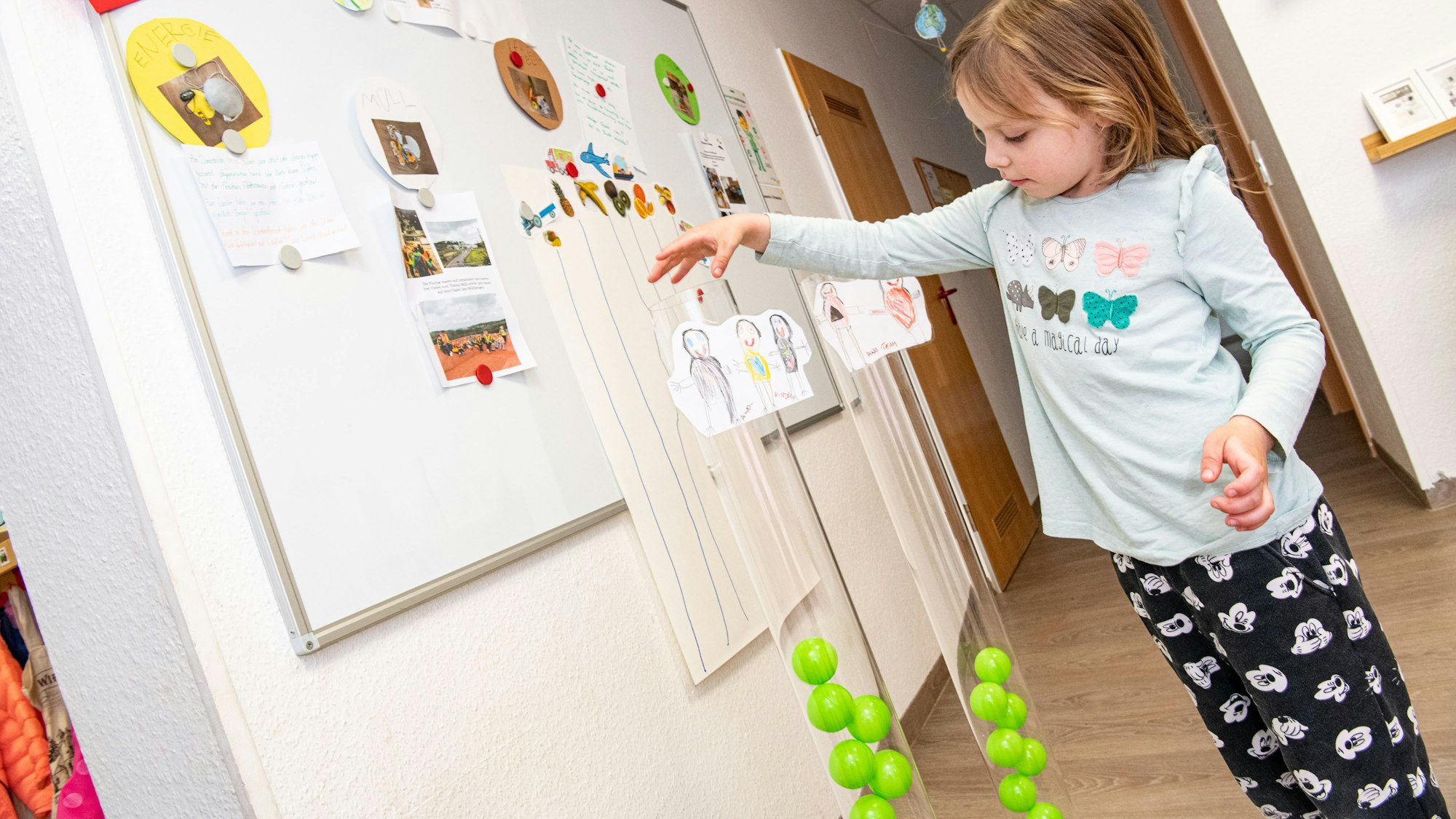 Caitlyn wirft eine Kugel in die Röhre.
