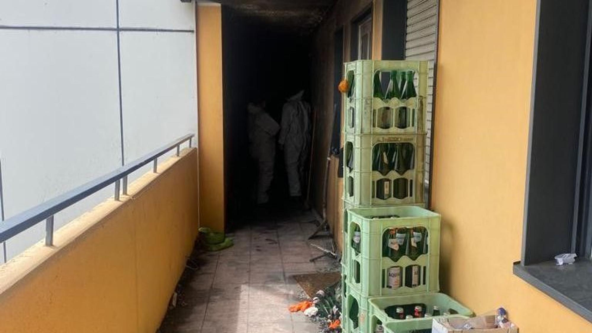 Eingang zur Wohnung des Täters nach Explosion in Ratingen, Berliner Straße, mit 31 verletzten Einsatzkräften, Beamtinnen und Beamte von Feuerwehr und Polizei teilweise in Lebensgefahr