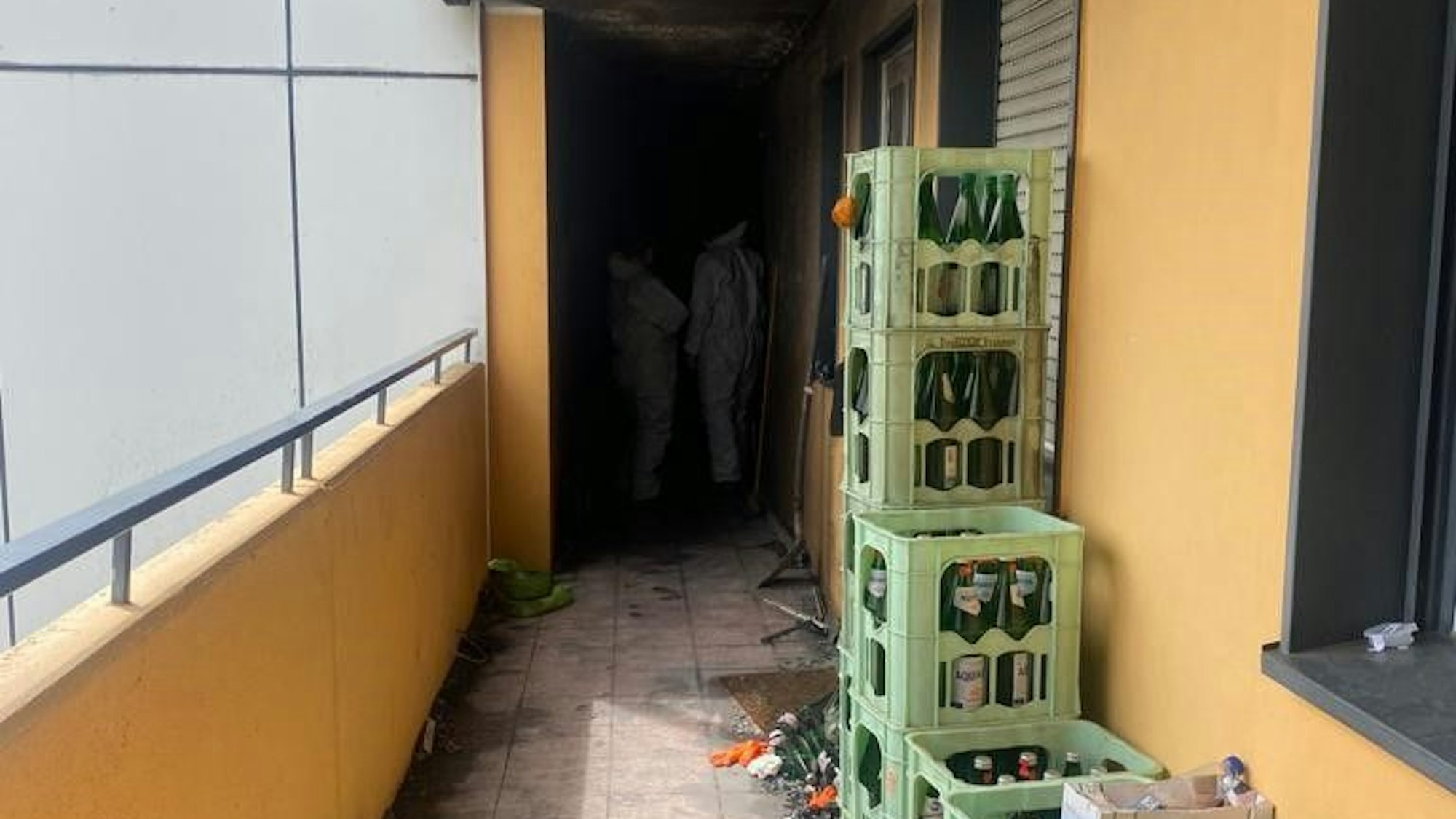 Eingang zur Wohnung des Täters nach Explosion in Ratingen, Berliner Straße, mit 31 verletzten Einsatzkräften, Beamtinnen und Beamte von Feuerwehr und Polizei teilweise in Lebensgefahr