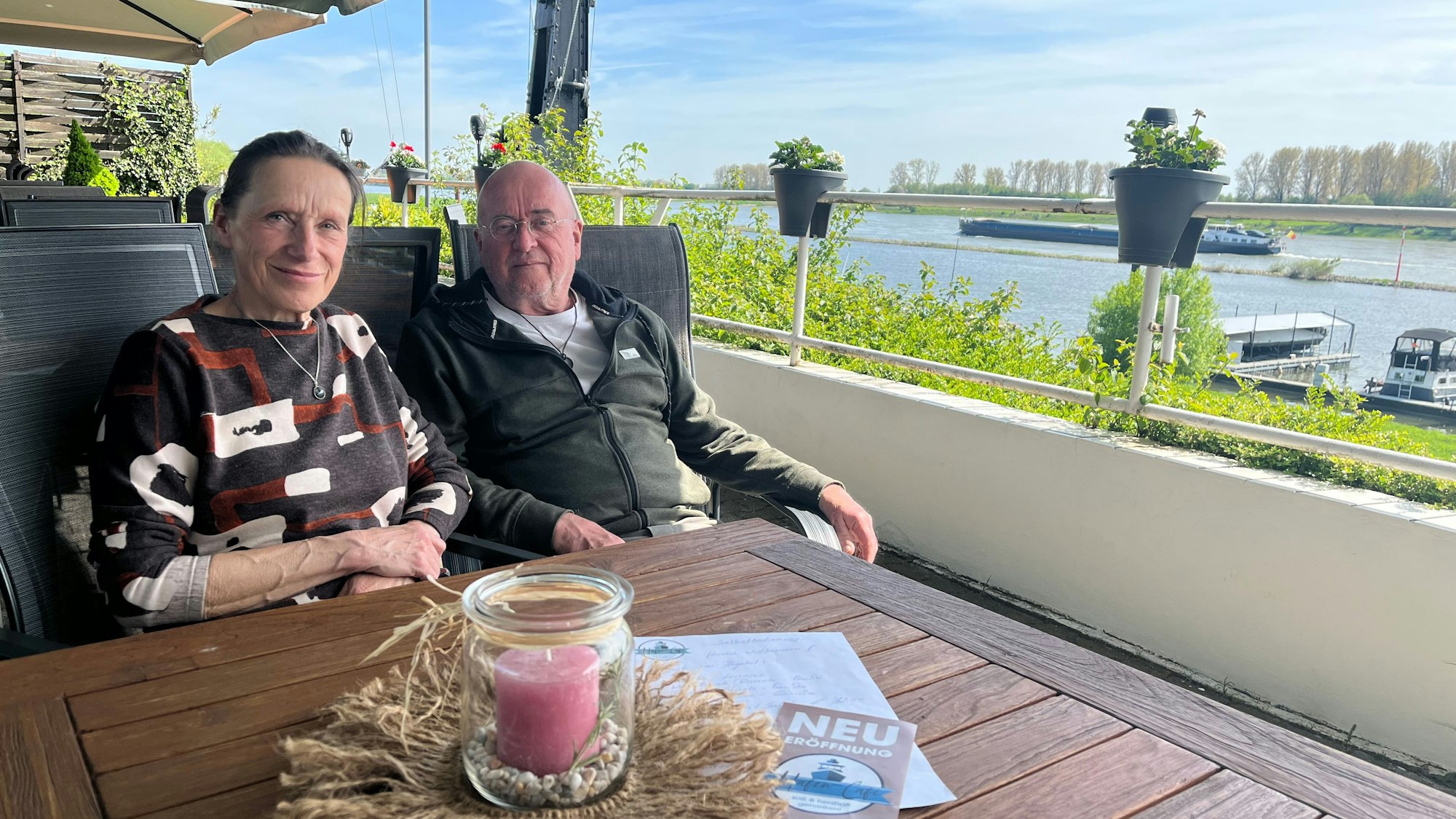 Gabriele Klein und Ben Sanders auf der Terrasse des Hafencafés