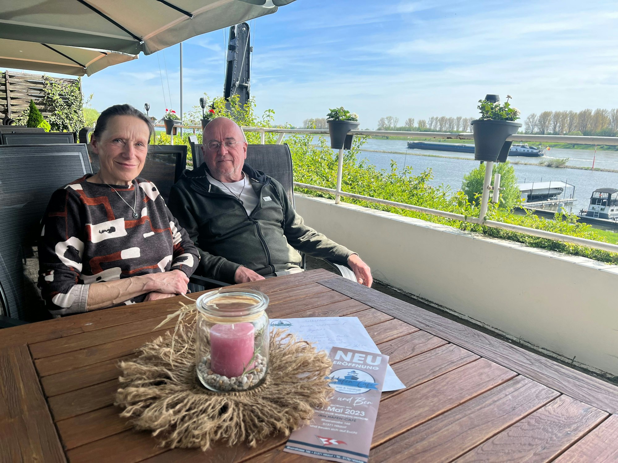 Zwei Menschen am Rhein
