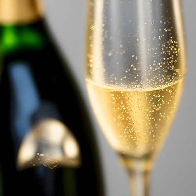 Ein Glas Champagner vor einer Champagner-Flasche. In Düsseldorf ist der Prozess um eine bestellte Riesen-Flasche zu Ende gegangen, ein angeklagter Restaurantgast muss die volle Summe zahlen. (Symbolbild)