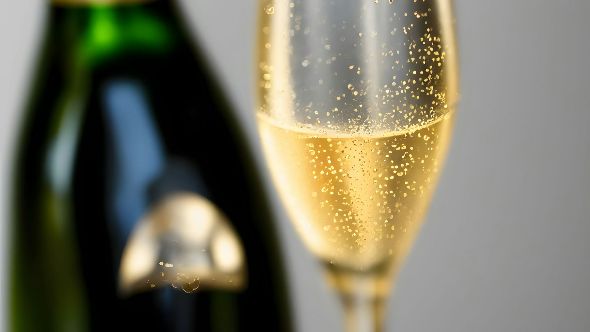 Ein Glas Champagner vor einer Champagner-Flasche. In Düsseldorf ist der Prozess um eine bestellte Riesen-Flasche zu Ende gegangen, ein angeklagter Restaurantgast muss die volle Summe zahlen. (Symbolbild)