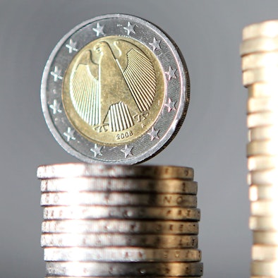 Euro-Münzen sind gestapelt.
