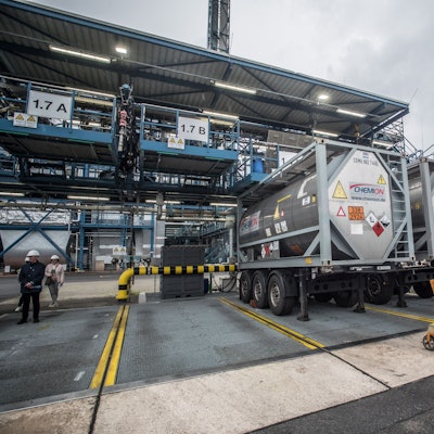 Hier werden Tanks an die Sondermüllverbrennungsanlage von Currenta angeschlossen. Derzeit läuft alles bei Umgebungstemperatur. Künftig könnten auch warme oder heiße Abfälle angeliefert werden.