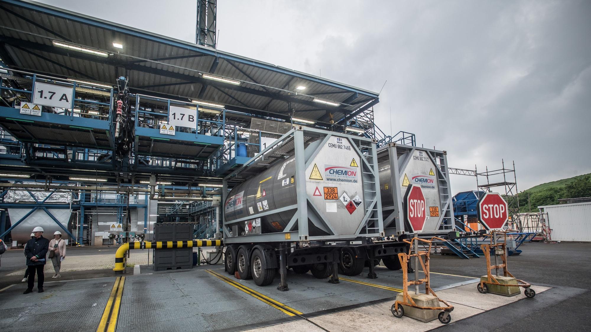 An die Sondermüllverbrennungsanlage von Currenta angeschlossene Tanks mit Abfall zur Entleerung Leverkusen: Rundgang der Mitglieder des Begleitkreises zur Wiederinbetriebnahme.